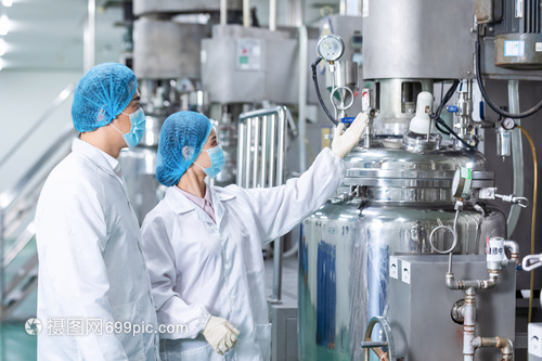 化工廠技術(shù)工人介紹機器設(shè)備